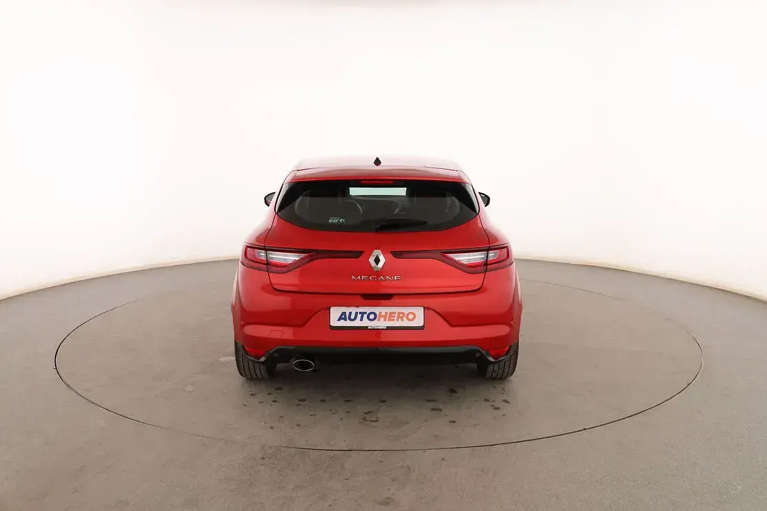 Usado Renault Mégane IV Zen 132 CV (97 kW) 2016 Rojo Berlina