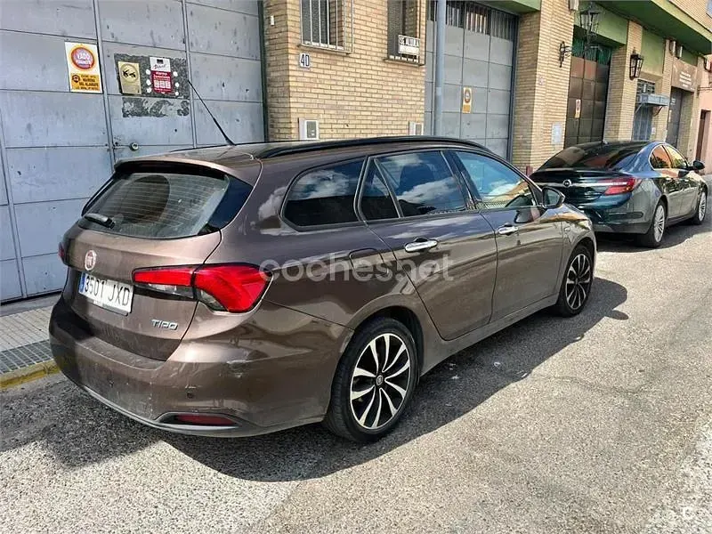 Usado Fiat Tipo Lounge 120 CV (88 kW) 2017 Marrón Familiar