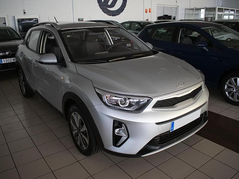 Usado Kia Stonic 100 CV (73 kW) 2024 Gris SUV