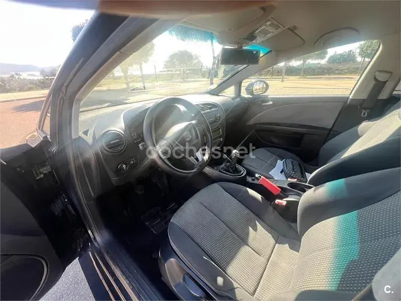Usado Seat Leon Reference 105 CV (77 kW) 2010 Negro Utilitario