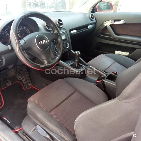 Rojo Usado 2004 Audi A3 Attraction Berlina | 3100 € (Buen precio) - Imagen 1/4