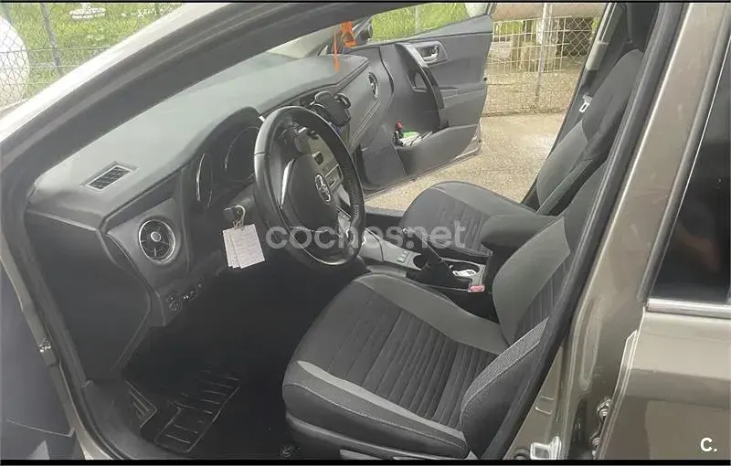 Usado Toyota Auris Hybrid Active 136 CV (100 kW) 2018 Marrón Familiar
