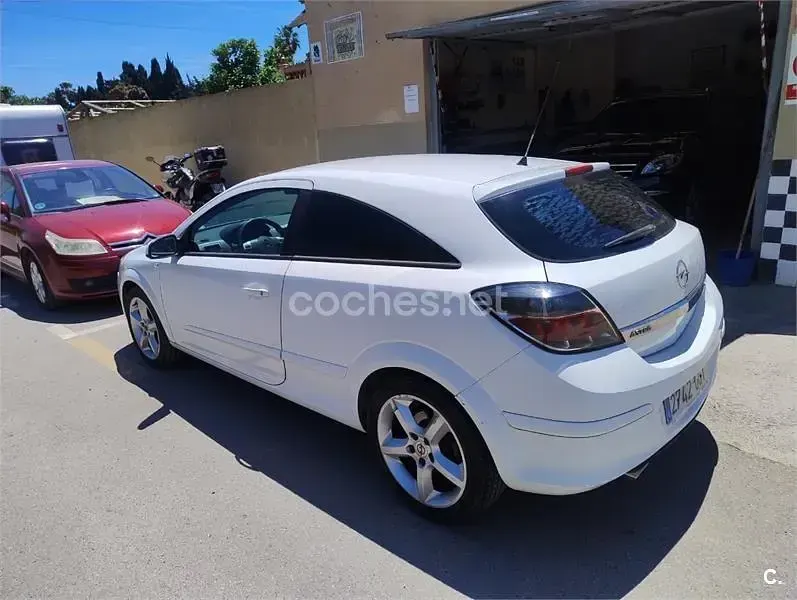 Usado Opel Astra GTC Enjoy 120 CV (88 kW) 2008 Blanco Berlina
