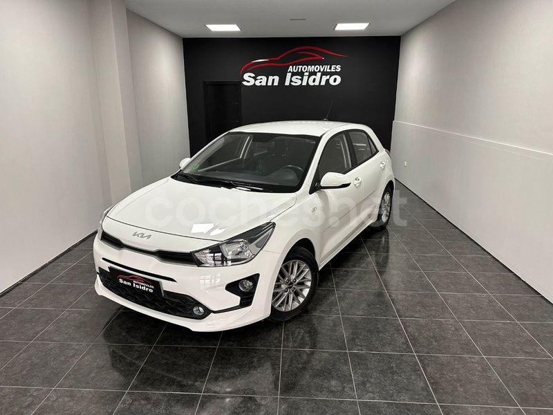 Blanco Usado 2023 Kia Rio Berlina | 13.990 € (Precio justo) - Imagen 1/4