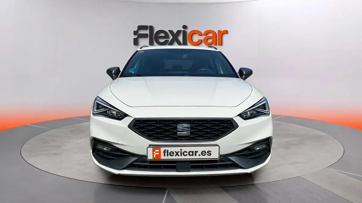 Usado Seat Leon FR 150 CV (110 kW) 2021 Blanco Familiar