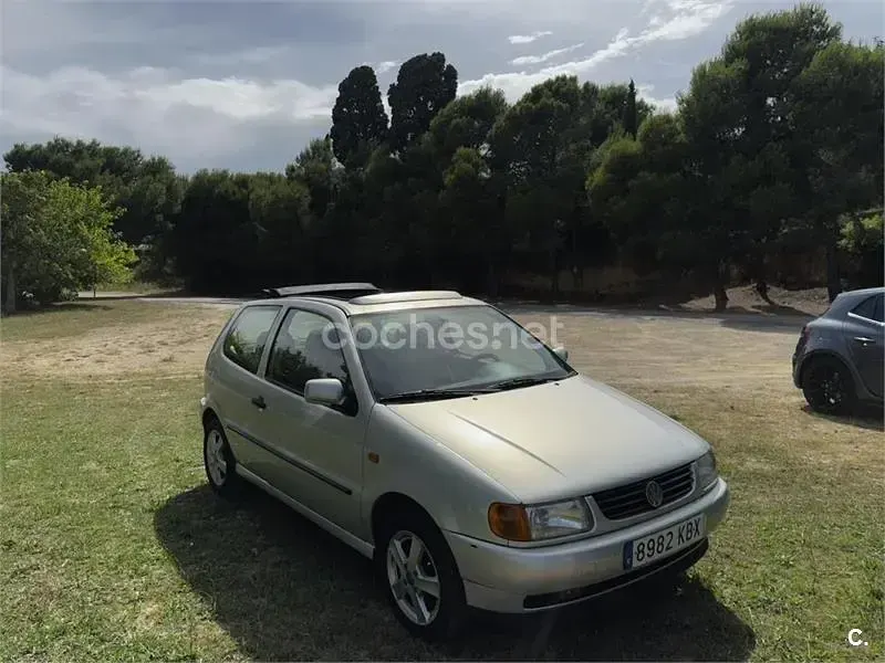 Usado VW Polo 60 CV (44 kW) 1998 Gris / plata Berlina
