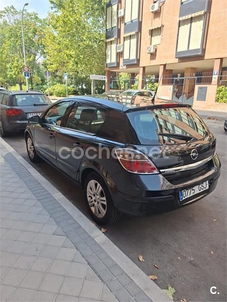 Begagnad Opel Astra Cosmo 100 HK (73 kW) 2009 Svart Sedan