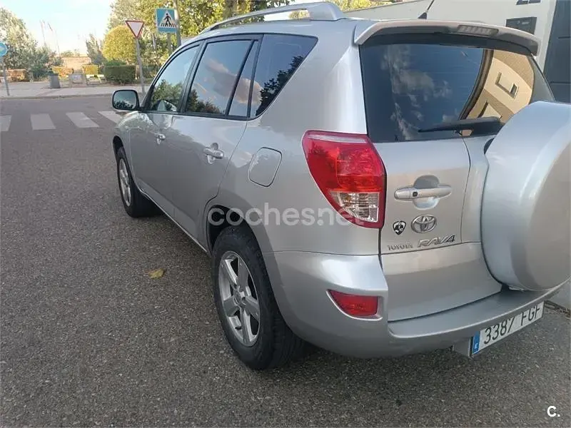 Usado Toyota RAV4 Executive 152 CV (111 kW) 2006 Gris / plata SUV