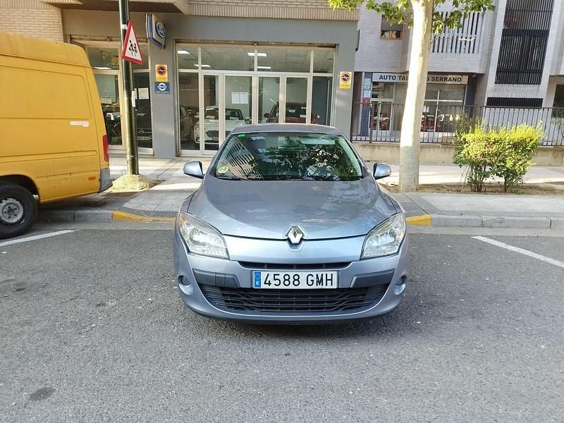 Gris / plata Usado 2009 Renault Mégane III Expression Berlina | 7950 € (Precio justo) - Imagen 1/4