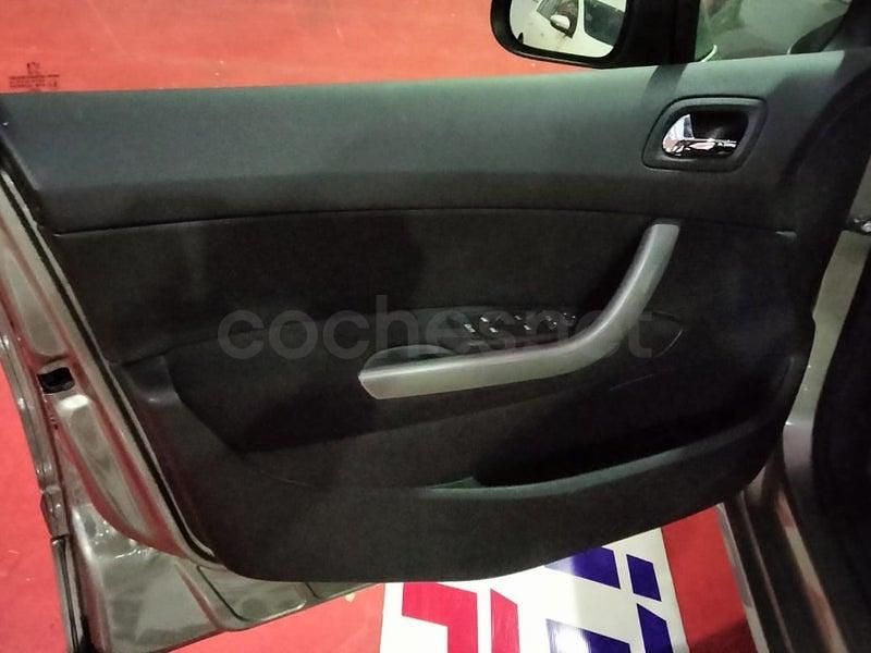 Usado Peugeot 308 SW Active 112 CV (82 kW) 2013 Gris / plata Familiar