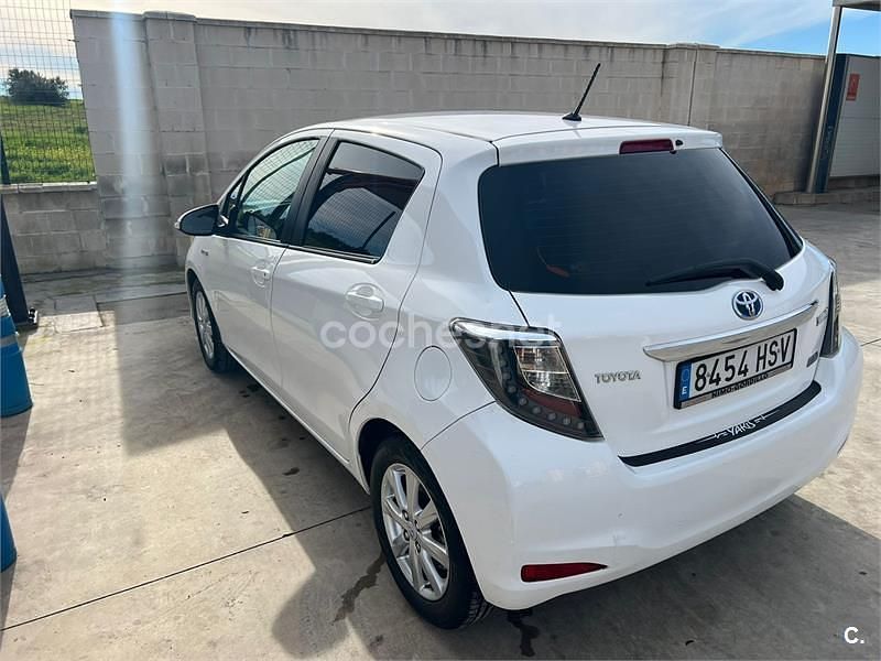 Usado Toyota Yaris Hybrid Active 100 CV (73 kW) 2013 Blanco Berlina