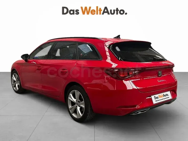 Usado Seat Leon FR 150 CV (110 kW) 2023 Rojo Familiar