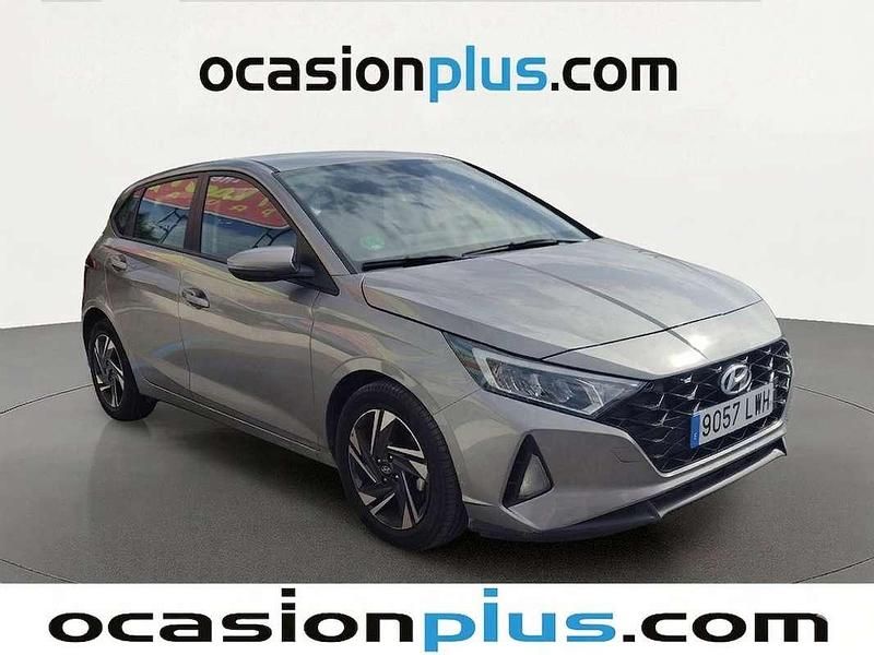 Usado Hyundai i20 101 CV (74 kW) 2022 Gris Utilitario