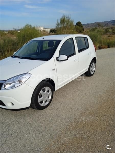Blanco Usado 2011 Dacia Sandero Lauréate Utilitario | 9500 € - Imagen 1/4