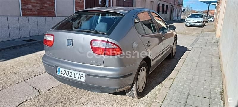 Usado Seat Leon Sport 110 CV (80 kW) 2004 Gris / plata Berlina