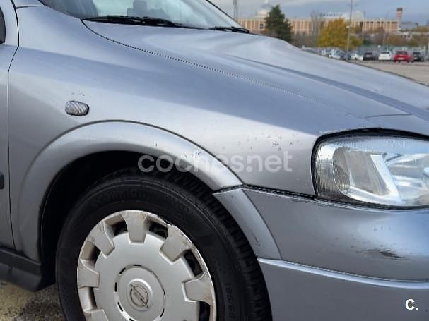 Usado Opel Astra Edition 80 CV (58 kW) 2004 Gris / plata Berlina