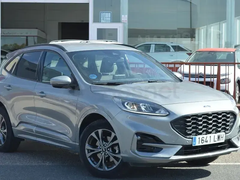 Usado Ford Kuga ST-Line 226 CV (166 kW) 2022 Gris / plata SUV