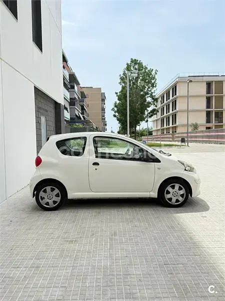 Usado Toyota Aygo 68 CV (50 kW) 2009 Blanco Utilitario