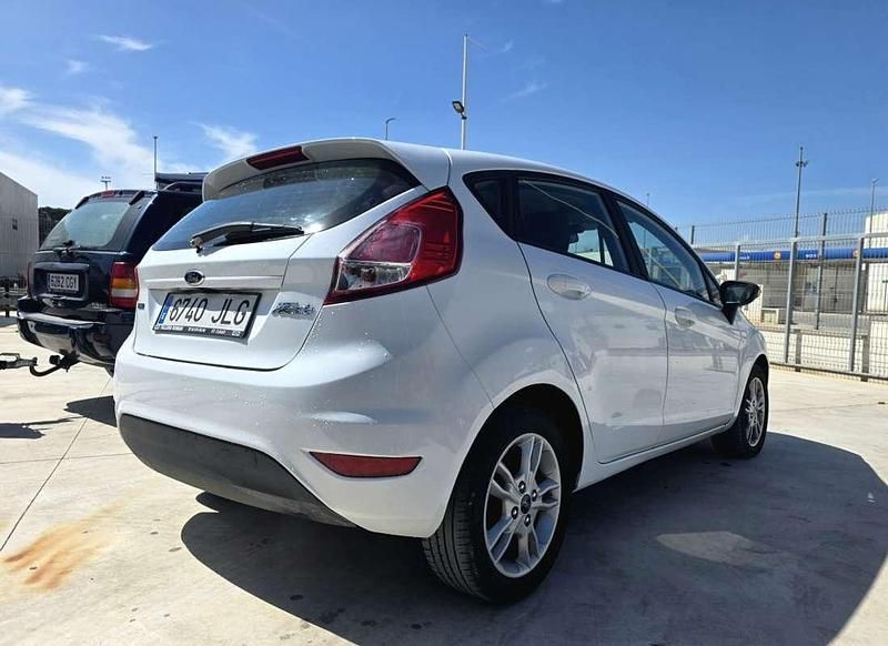 Usado Ford Fiesta Trend 101 CV (74 kW) 2016 Blanco Utilitario
