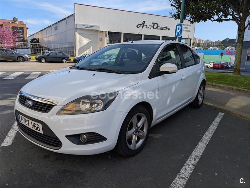 Usado Ford Focus Trend 109 CV (80 kW) 2010 Blanco Berlina