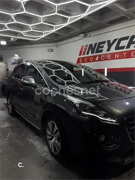Usado Peugeot 3008 Active 120 CV (88 kW) 2015 Gris / plata Familiar