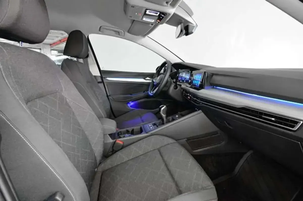 Usado VW Golf VIII 110 CV (80 kW) 2023 Azul Berlina
