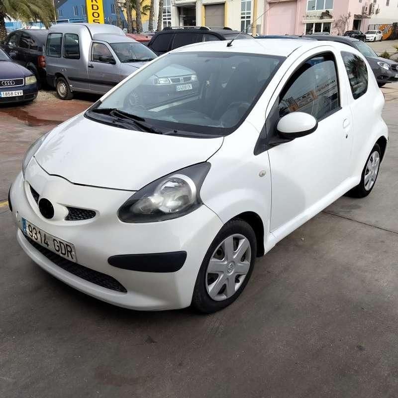 Usado Toyota Aygo 54 CV (39 kW) 2008 Blanco Utilitario