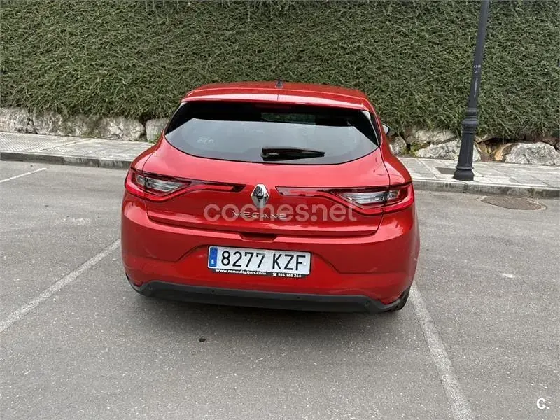 Usado Renault Mégane LIMITED 140 CV (102 kW) 2019 Rojo Berlina