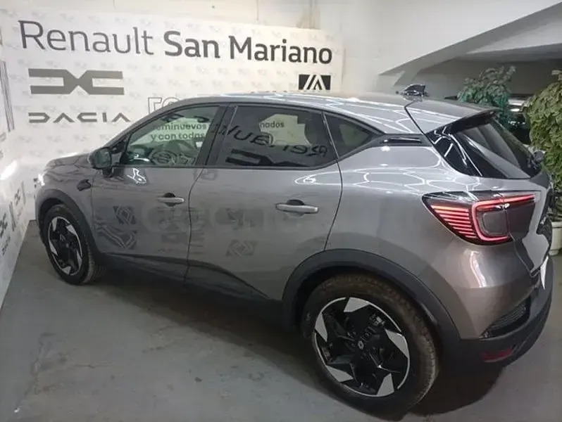 Usado Renault Captur Techno 145 CV (106 kW) 2024 Gris / plata SUV