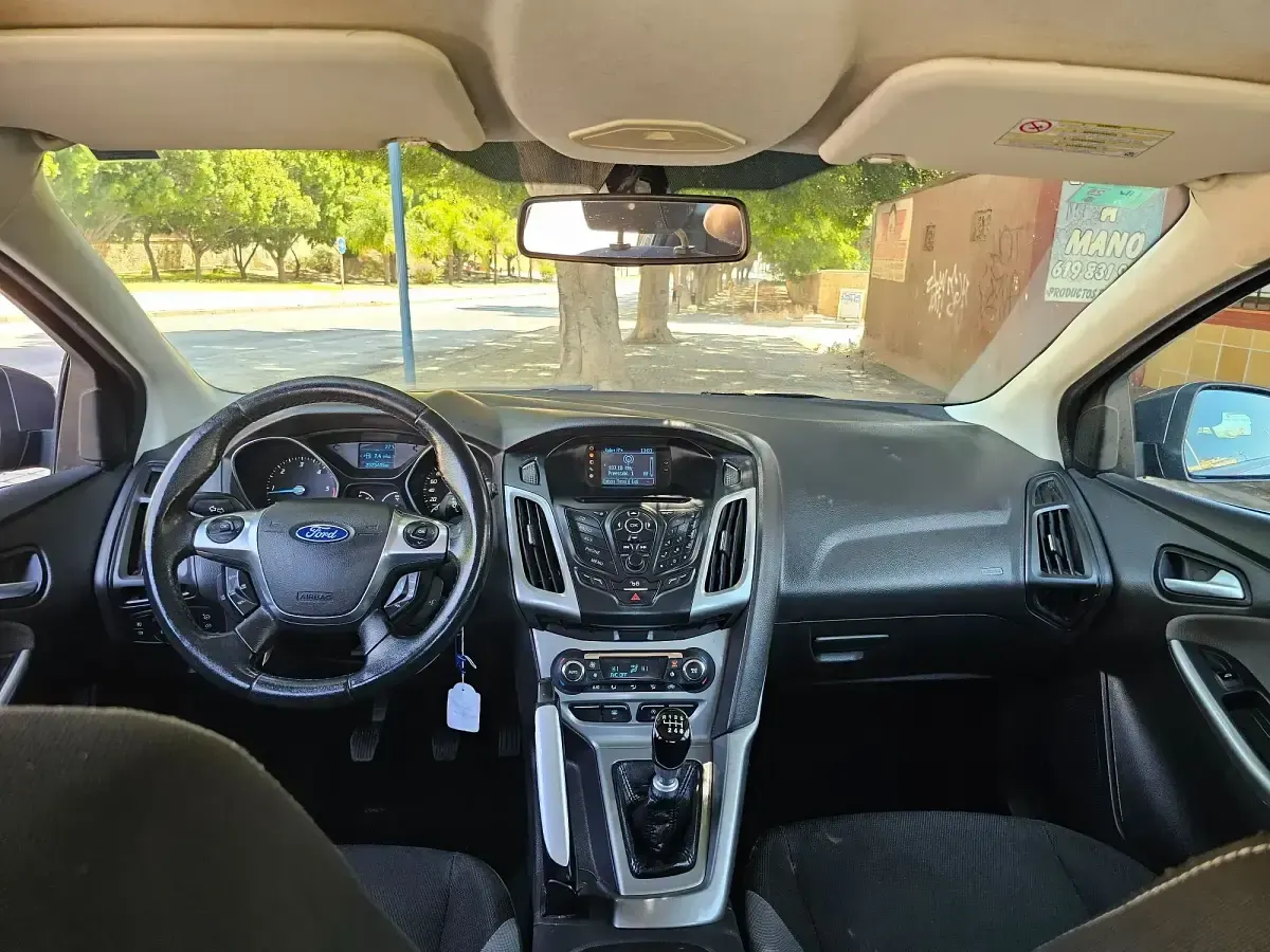 Usado Ford Focus Trend 90 CV (66 kW) 2011 Gris Berlina