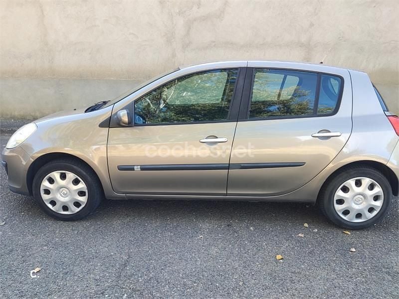 Beige Usado 2009 Renault Clio II Expression Berlina | 3900 € (Precio justo) - Imagen 1/4