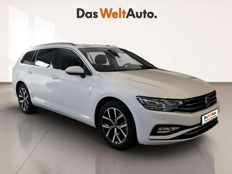 Blanco Usado 2023 VW Passat Executive Familiar | 29.900 € (Buen precio) - Imagen 1/4