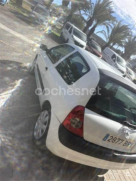 Usado Renault Clio II Dynamique 65 CV (47 kW) 2002 Blanco Berlina