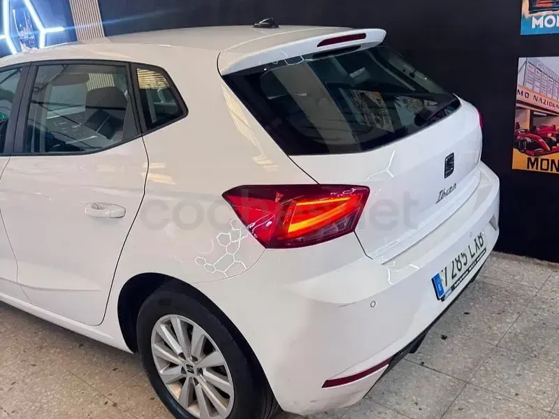 Usado Seat Ibiza Style Plus 110 CV (80 kW) 2022 Blanco Utilitario