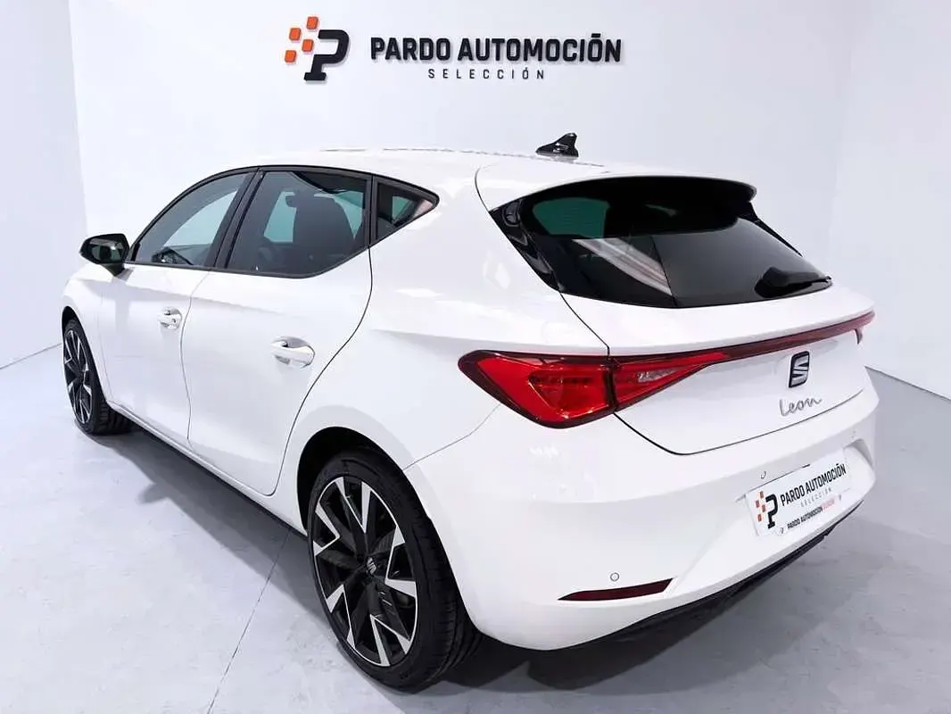 Usado Seat Leon Style 116 CV (85 kW) 2021 Blanco Utilitario