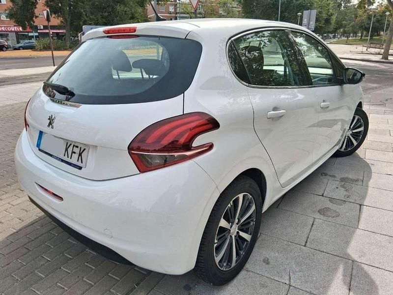 Usado Peugeot 208 Style 82 CV (60 kW) 2017 Blanco Utilitario