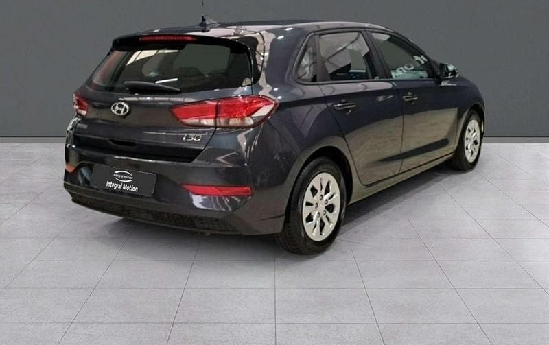 Usado Hyundai i30 110 CV (80 kW) 2022 Negro Utilitario