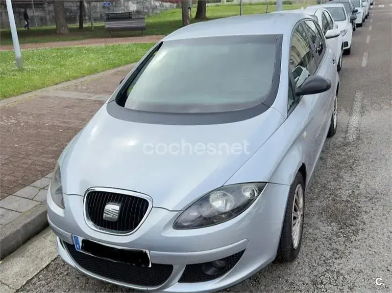 Usado Seat Altea Reference 105 CV (77 kW) 2006 Gris / plata Monovolumen