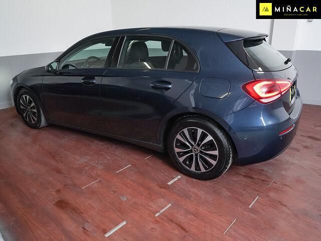 Usado Mercedes A180 116 CV (85 kW) 2021 Azul Utilitario