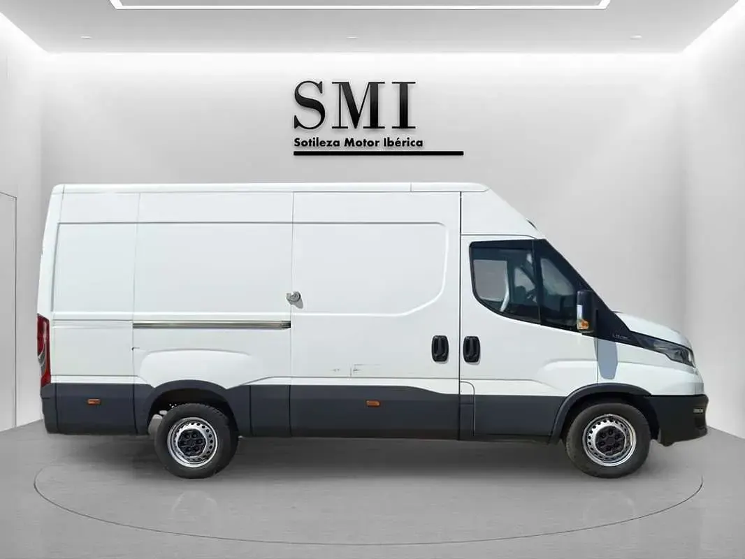 Usado Iveco Daily 156 CV (114 kW) 2022 Blanco Van