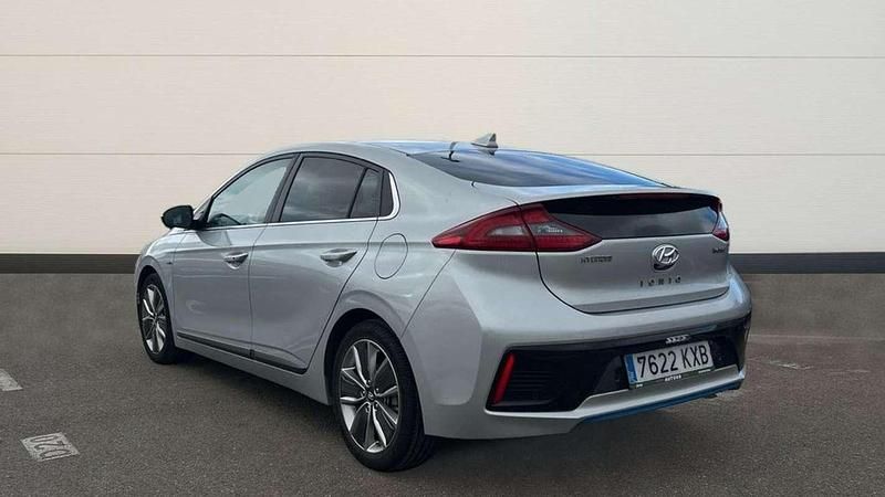 Usado Hyundai Ioniq 141 CV (103 kW) 2019 Plateado Utilitario