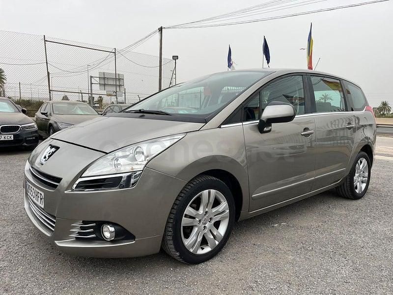 Usado Peugeot 5008 Premium 112 CV (82 kW) 2011 Beige Monovolumen
