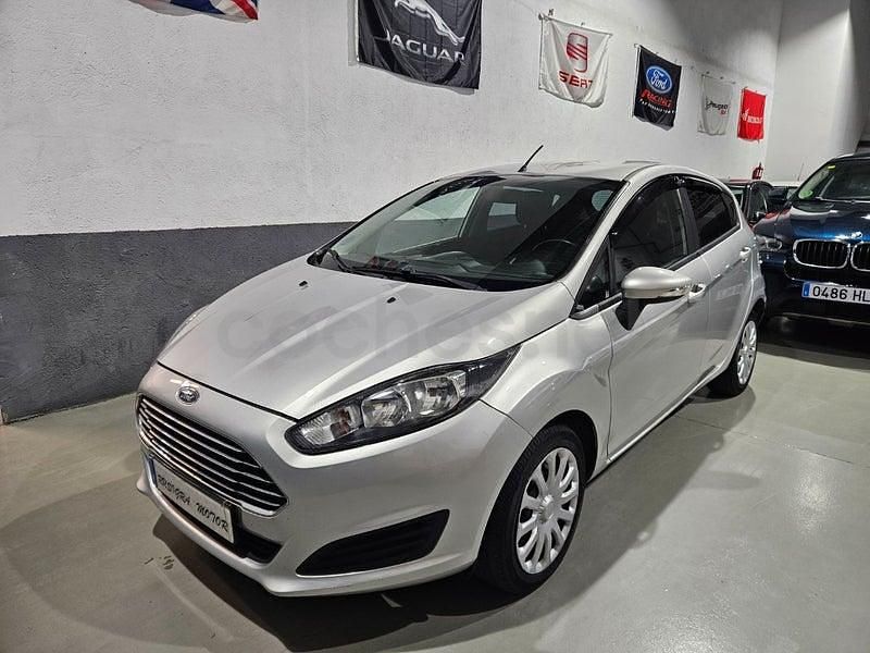 Usado Ford Fiesta Trend 75 CV (55 kW) 2016 Gris / plata Berlina