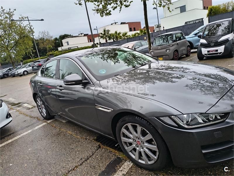 Usado Jaguar XE Portfolio 180 HP (132 kW) 2018 Cinzento Sedan