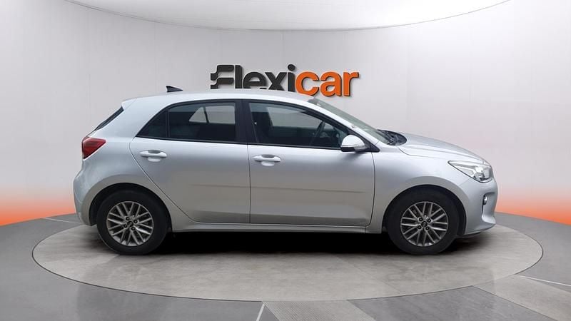 Usado Kia Rio 101 CV (74 kW) 2019 Gris Berlina