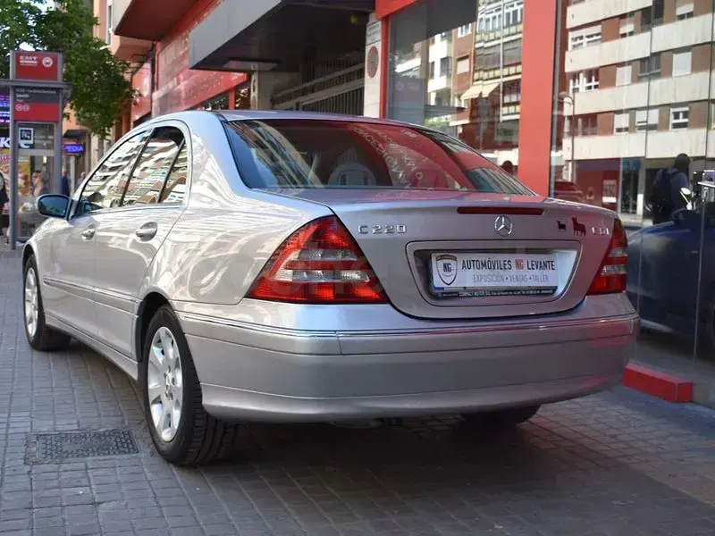 Usado Mercedes C220 Elegance 150 CV (110 kW) 2005 Gris / plata Berlina