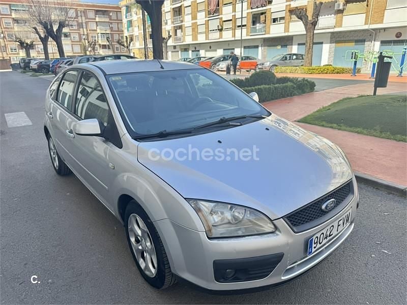 Usado Ford Focus Trend 100 CV (73 kW) 2007 Gris / plata Berlina