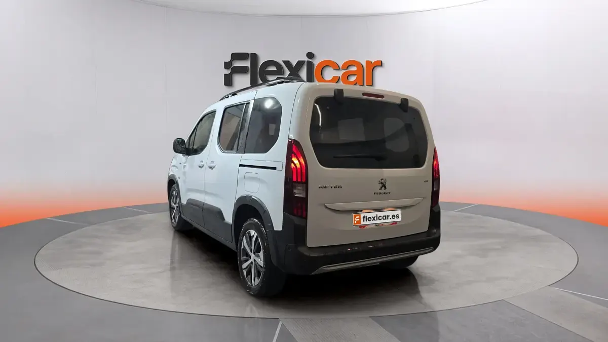 Usado Peugeot Rifter Allure 102 CV (75 kW) 2023 Blanco Monovolumen