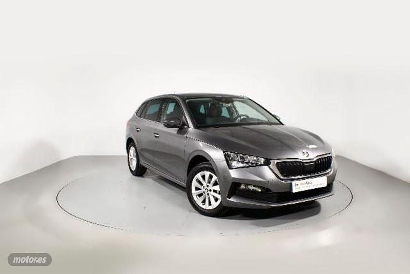 Usado Skoda Scala Ambition 95 CV (69 kW) 2024 Gris Utilitario
