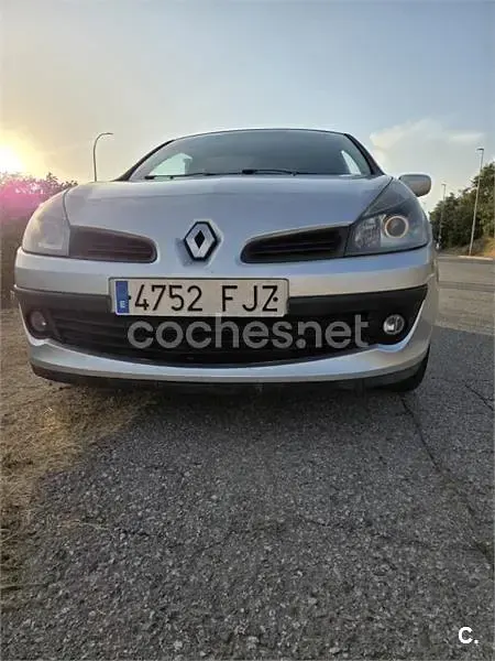 Usado Renault Clio II Authentique 85 CV (62 kW) 2006 Gris / plata Berlina